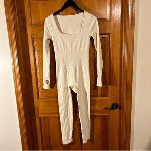 OQQ Cream Ribbed Yoga Jumpsuit workout Long Sleeve Size Med-EUC